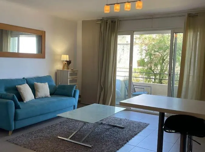Fully Equipped Beachfront In The Heart Of The Center Bd Leclerc * Antibes